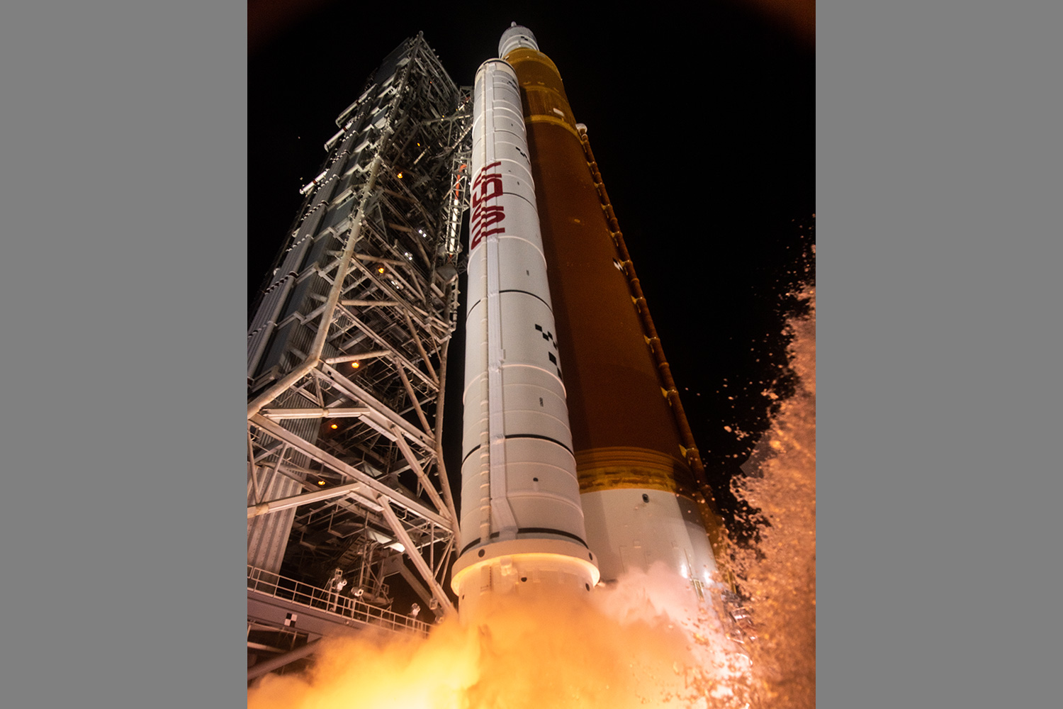 Artemis-I-Launch rocket lifting off