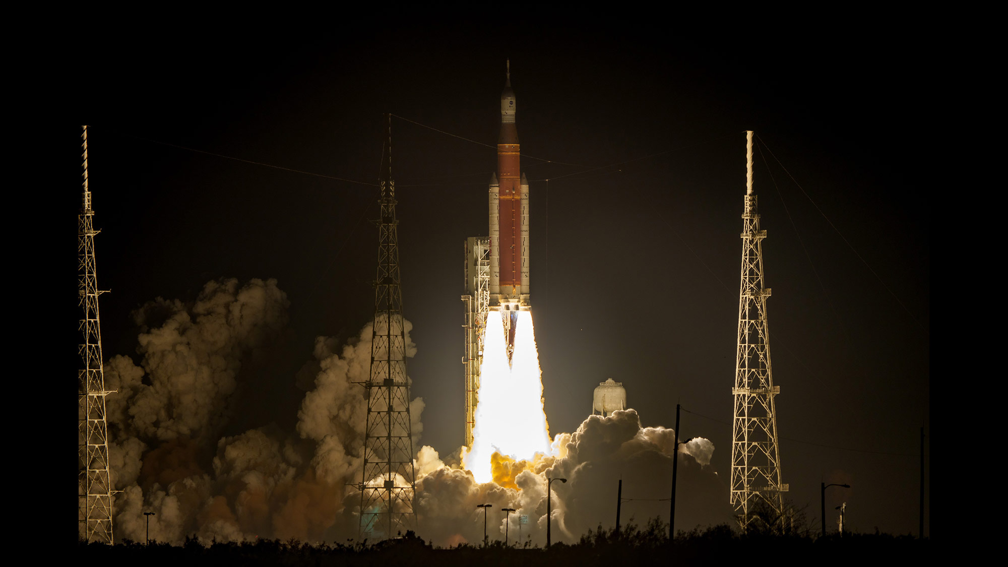 The five-segment boosters lift the SLS rocket from Pad 39B Artemis I taking off from launch pad
